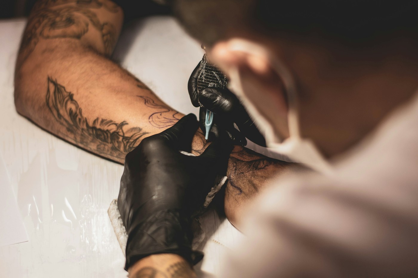 Detalhe do trabalho de tatuagem em preto